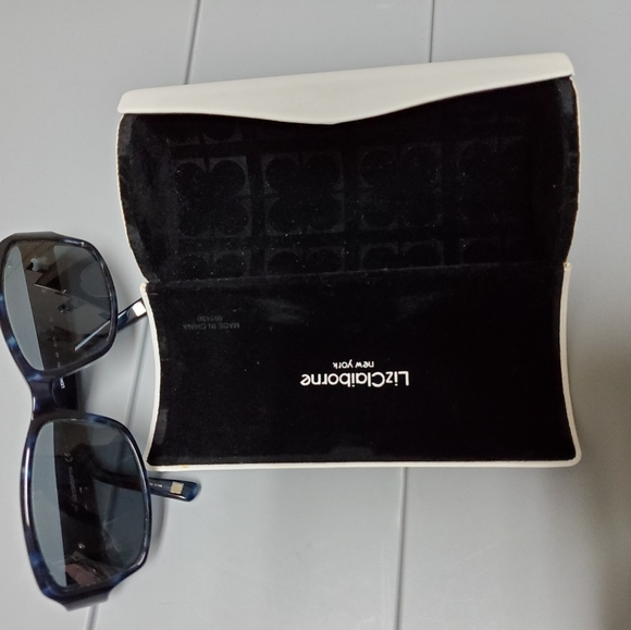 Designer prescription sunglasses w/ leather case - Picture 15 of 16